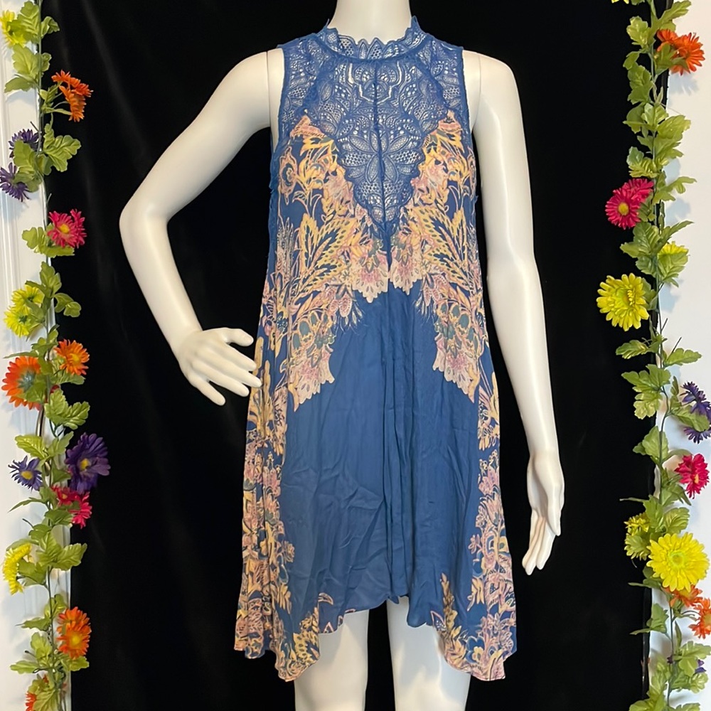 FREE PEOPLE INTIMATELY BLUE LACE AND FLORAL SLEEVELESS TOP SIZE XS